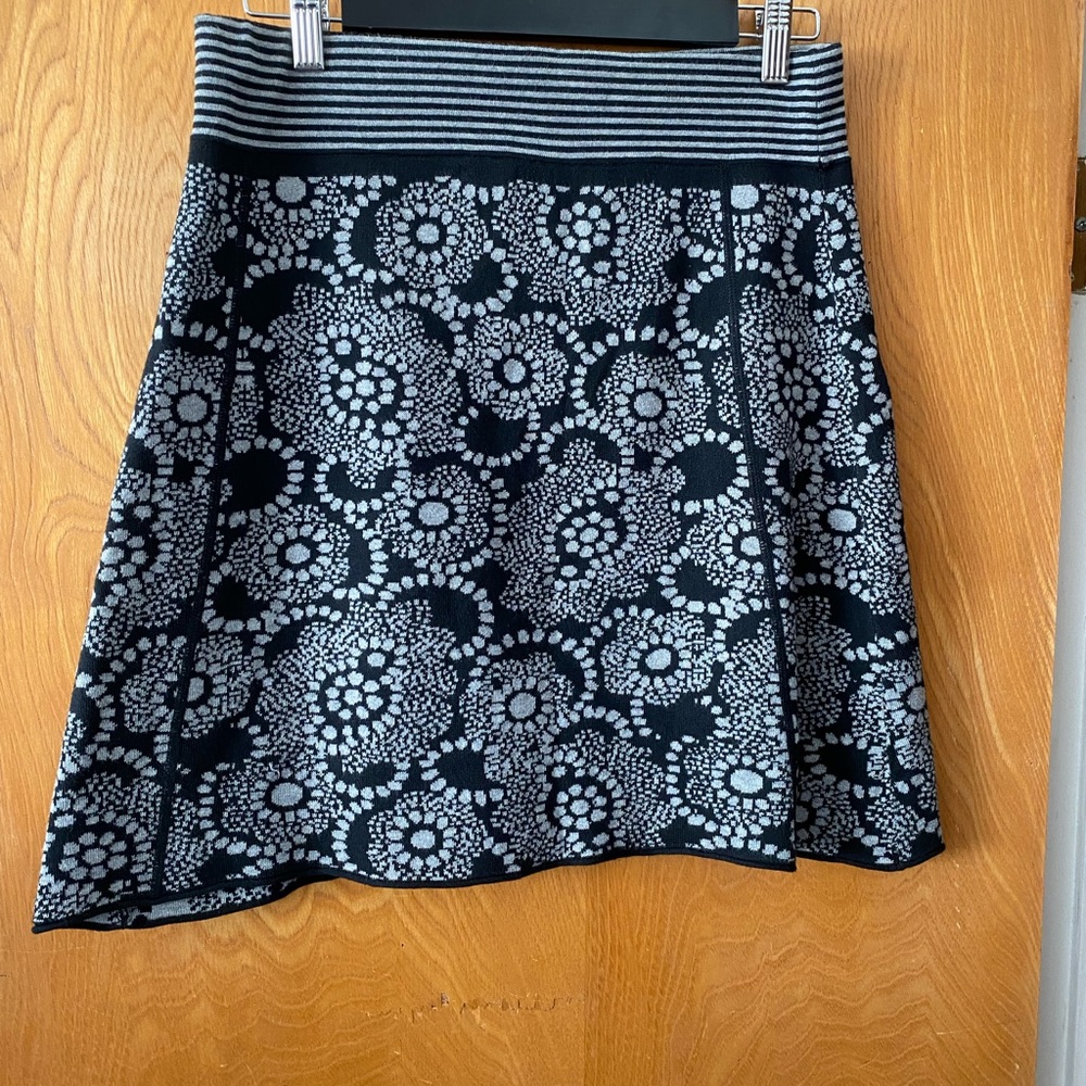 Title Nine gray & black super power midi skirt S
